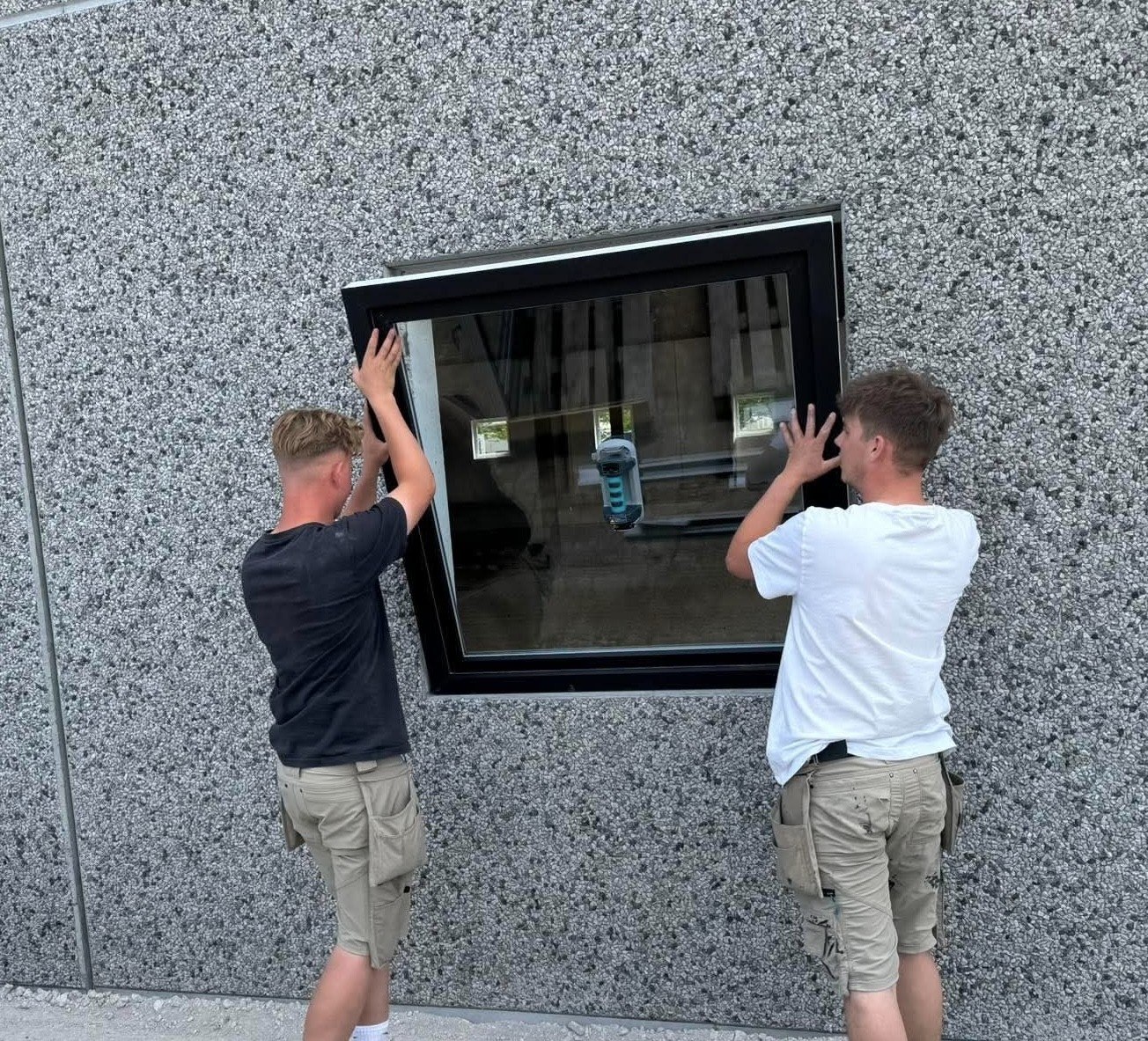 Vinduesmontage i ny erhvervsbygning for Give Elementfabrik